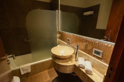 Superior Double Room | Bathroom | Free toiletries