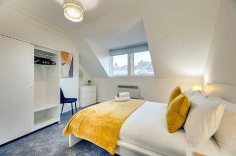 City Apartment | 3 bedrooms, individually decorated, individually furnished, desk