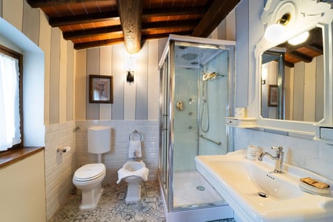 Luxury Quadruple Room | Bathroom | Hair dryer, bidet, towels, soap