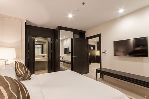 Suite, 1 Bedroom | Minibar, in-room safe, desk, soundproofing