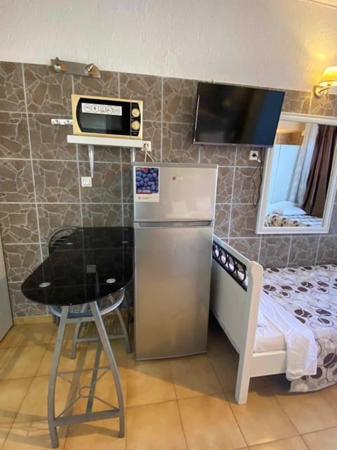 Comfort Villa | Private kitchen | Full-size fridge, microwave, oven, stovetop