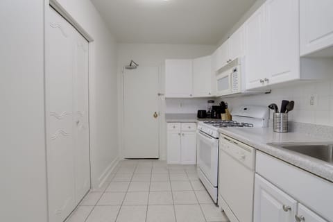 Business Apartment | Private kitchen | Fridge, microwave, oven, dishwasher