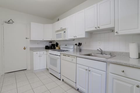 Business Apartment | Private kitchen | Fridge, microwave, oven, dishwasher