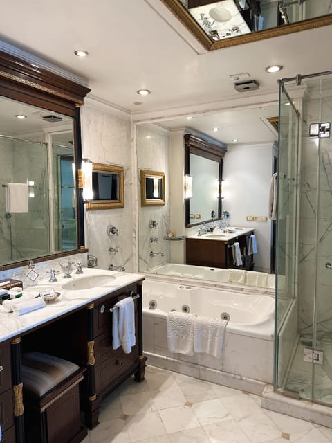 Luxury Studio | Bathroom | Separate tub and shower, deep soaking tub, hydromassage showerhead