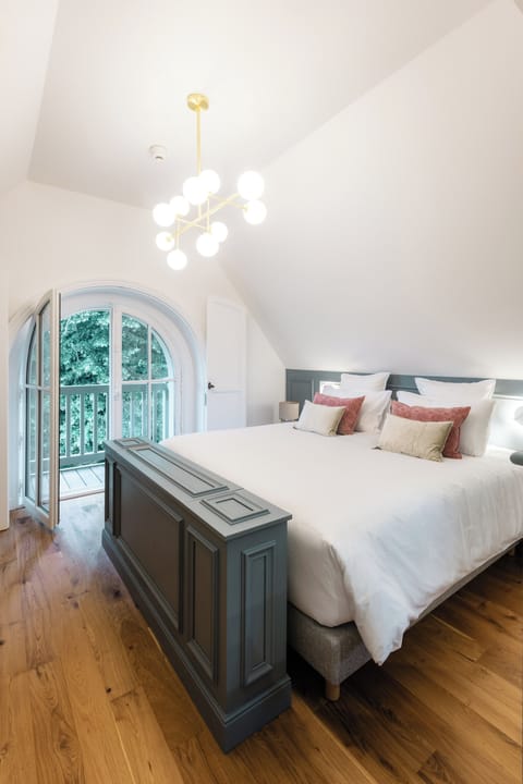 Deluxe Room, 1 King Bed | Premium bedding, free minibar, in-room safe, desk