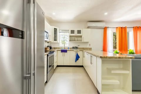 Apartment | Private kitchen | Fridge, microwave, oven, stovetop