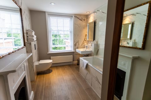 Suite | Bathroom | Combined shower/tub, free toiletries, hair dryer, bathrobes