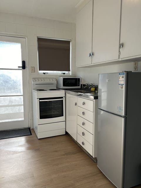 Family Apartment | Private kitchen | Mini-fridge, microwave, electric kettle, toaster