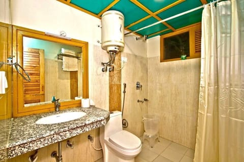 Deluxe Room | Bathroom | Shower, towels