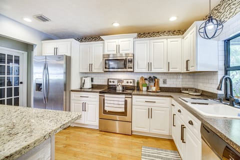 House (3 Bedrooms) | Private kitchen | Microwave, oven, stovetop, dishwasher