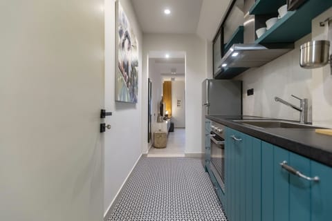 City Apartment | Private kitchen | Oven, cookware/dishes/utensils