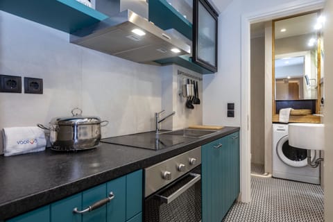 City Apartment | Private kitchen | Oven, cookware/dishes/utensils
