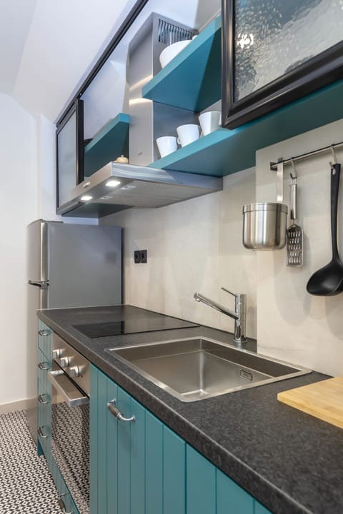 City Apartment | Private kitchen | Oven, cookware/dishes/utensils