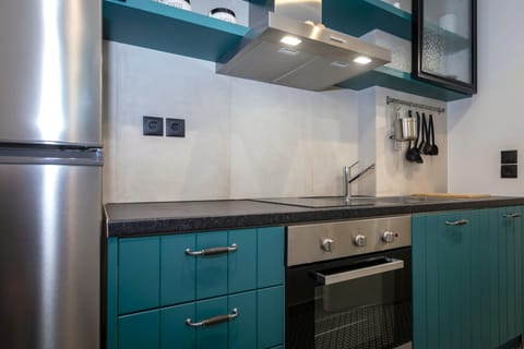 City Apartment | Private kitchen | Oven, cookware/dishes/utensils