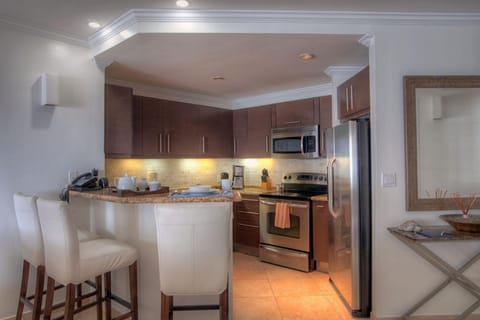 Condo, 3 Bedrooms | Private kitchen | Full-size fridge, microwave, oven, stovetop