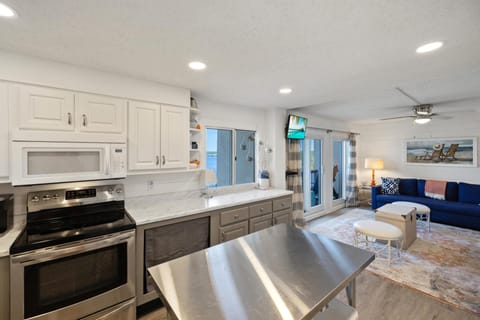 Condo, Multiple Beds (Pinnacle Port 304A ) | Private kitchen | Oven