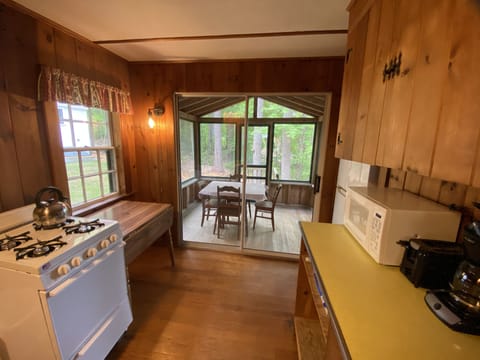 Comfort Cabin | Private kitchen | Full-size fridge, microwave, oven, stovetop