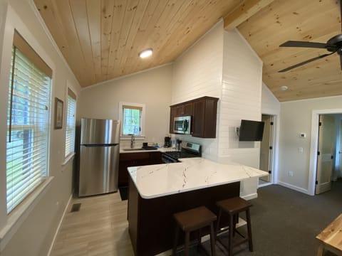 Deluxe Cottage | Private kitchen | Full-size fridge, microwave, oven, stovetop