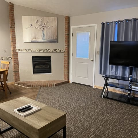 Deluxe Townhome, 2 Bedrooms, Kitchen | Living area | 42-inch flat-screen TV with cable channels, fireplace, DVD player