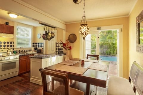 House, 1 Queen Bed (Casa Blanca  2bd 2ba  Private Pool an) | Dining