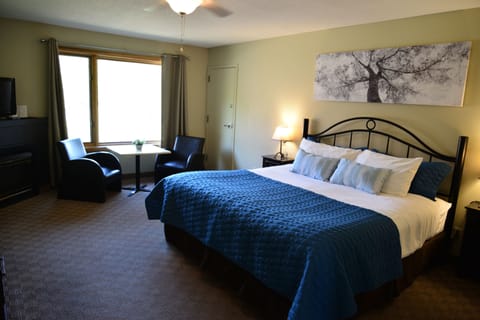 Comfort Room, 1 King Bed | Hypo-allergenic bedding, individually decorated, desk, free WiFi