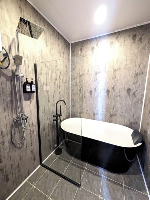 Family Room | Bathroom | Shower, free toiletries, hair dryer, bathrobes