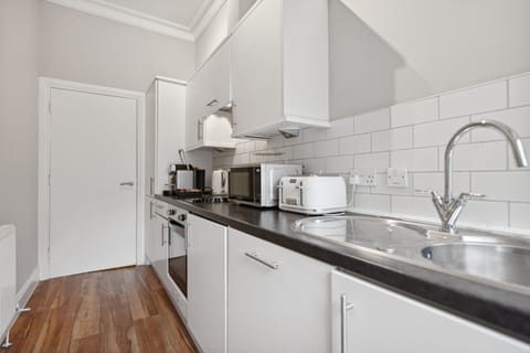 Deluxe Apartment | Private kitchen | Full-size fridge, microwave, oven, stovetop