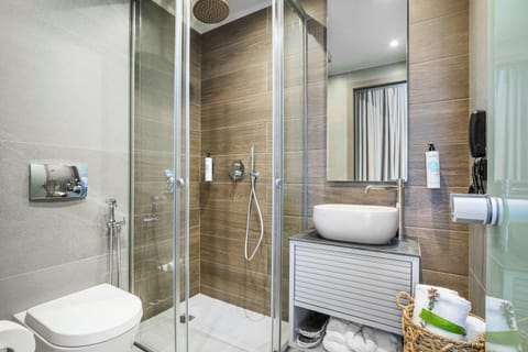 Deluxe Apartment | Bathroom | Shower, rainfall showerhead, hair dryer, bathrobes