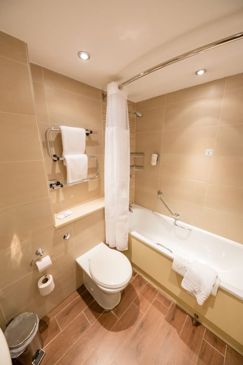 Combined shower/tub, free toiletries, hair dryer, towels