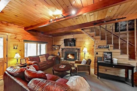 Cabin, 2 Bedrooms | Living area