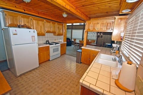 Cabin, 3 Bedrooms | Private kitchen