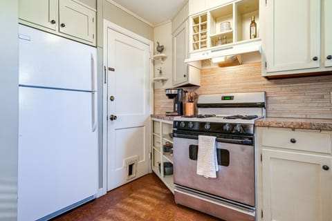 Apartment (2 Bedrooms) | Private kitchen | Microwave, oven, stovetop, cookware/dishes/utensils