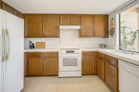 Apartment (2 Bedrooms) | Private kitchen | Microwave, oven, stovetop, dishwasher