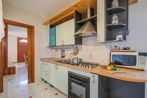 Family House, 3 Bedrooms, 2 Bathrooms (Villa Caterina - Seaside) | Private kitchen | Fridge, microwave, oven, stovetop