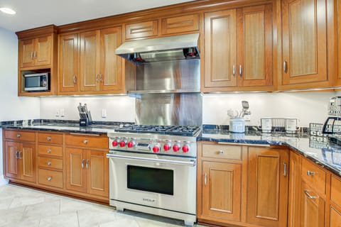 House (5 Bedrooms) | Private kitchen | Microwave, oven, stovetop, dishwasher