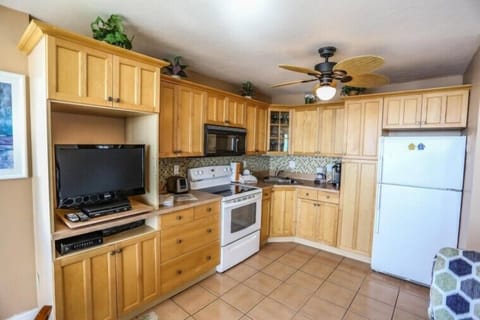 Condo, 1 King Bed with Sofa bed, Pool Access, Ocean View (#703B) | Private kitchen | Fridge, microwave, oven, stovetop