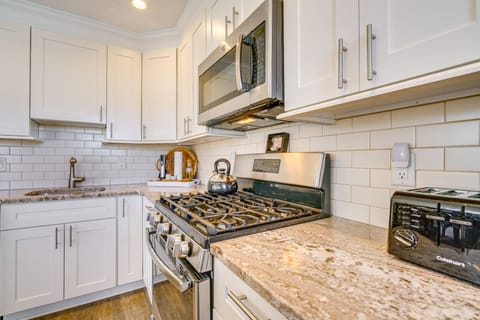 Apartment (2 Bedrooms) | Private kitchen | Microwave, oven, stovetop, dishwasher