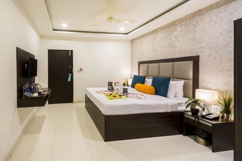 Comfort Double Room, 1 King Bed, City View | In-room safe, desk, soundproofing, iron/ironing board