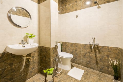 Luxury Suite | Bathroom | Free toiletries, slippers