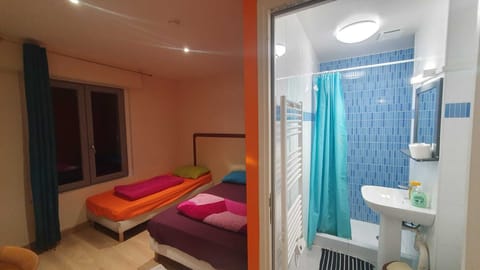 Classic Triple Room | Bathroom | Shower, free toiletries, slippers, towels