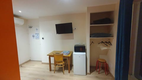 Classic Triple Room | Desk, free WiFi, bed sheets