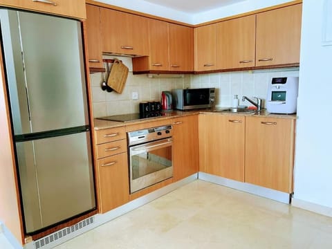 Luxury Apartment | Private kitchen | Full-size fridge, microwave, oven, stovetop