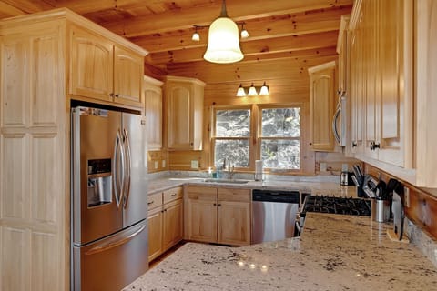 Cabin, 4 Bedrooms | Private kitchen | Fridge, oven, coffee/tea maker, toaster