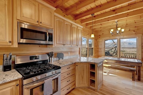 Cabin, 4 Bedrooms | Private kitchen | Fridge, oven, coffee/tea maker, toaster