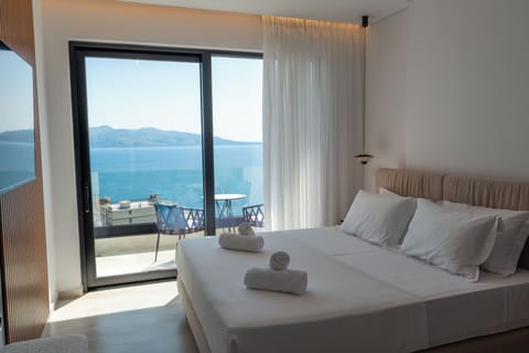 Family Suite, Sea View | Desk, soundproofing, free WiFi, bed sheets