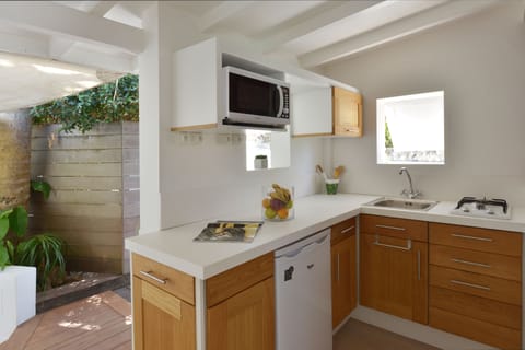 Lodge La Case | Private kitchen | Fridge, microwave, cookware/dishes/utensils