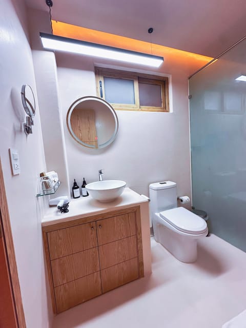 Classic Studio Suite, Private Pool | Bathroom | Shower, rainfall showerhead, towels, soap