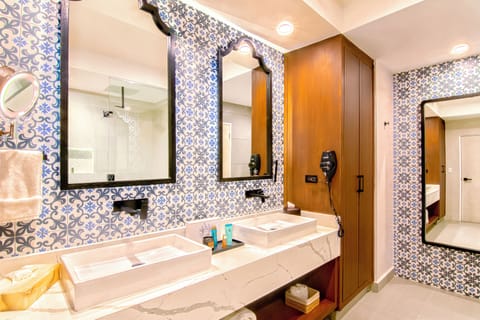 Superior Room | Bathroom | Free toiletries, hair dryer, towels