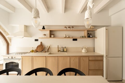 Espresso maker, electric kettle