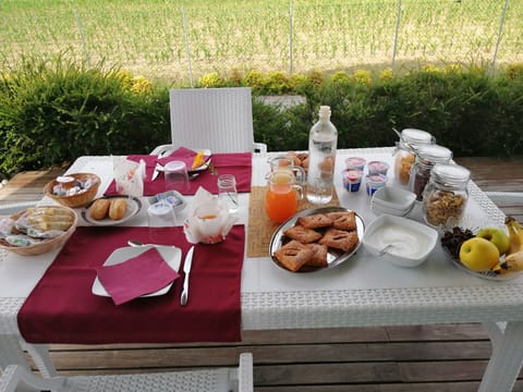 Daily continental breakfast (EUR 16 per person)
